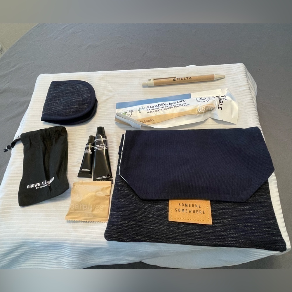 Delta One Someone Somewhere Toiletry kit. New, fresh, unused from Sept 2023. NWT - Picture 4 of 10